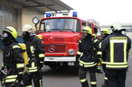 Mit Atemschutzgeräten gingen die Feuerwehrleute in den Einsatz.