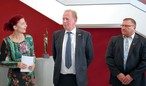 V.l.n.r.: Brandenburgs Arbeits- und Gesundheitsministerin Diana Golze bei der Eröffnung mit KRONOPLY-Geschäftsführer Ingo Lehnhoff und Thomas Seidel, dem Organisator der SAFETY DAYS.