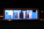 Der Showtainer Villeroy & Boch in blau-weißer Illumination und eindrucksvoller Glasfront ist schon von weitem ein Blickfang.
