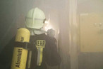 Die starke Rauchbildung in der Dämmstoffproduktion machte den Feuerwehrleuten den Einsatz schwer.