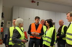 Erklärung zur Herstellung von OSB-Platten im Leitstand: Dirk Müller (Produktionsleiter OSB) im Gespräch mit Rita Schwarzelühr-Sutter (BMUB) und Dr. Sylvia Sterger (Referatsleiterin für Förderangelegenheiten).