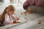 Flauschiger Teppich auf Laminat – eine gern gewählte Kombination in Kinderzimmern.
