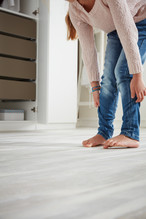 In combination with an appropriate underlay, children can play barefoot on laminate flooring.