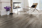 Estilo decorativo KRONOTEX del año 2017: Montmelo Oak Silver (D 3662) con estructura sincronizada